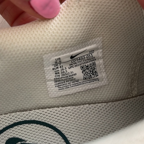 Green Nike Air - Picture 3 of 4